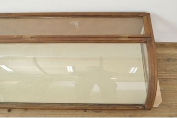 フランスアンティーク　木枠がナチュラルやカントリーテイストにぴったりな、Rガラス卓上ショーケース(ガラスケース、店舗什器、曲げガラス)(R-052976)