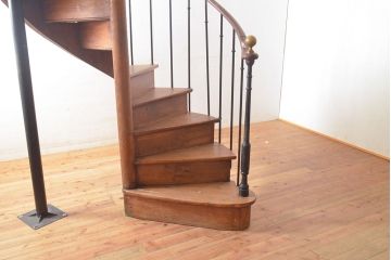 フランスアンティーク　激レア!!　オーク材・アイアン製　優雅な雰囲気、開放感ある空間を演出してくれる希少な螺旋階段(らせん階段)(R-052984)