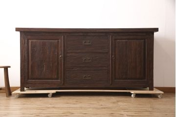 中古　海外輸入家具　展示品　美品　木の風合いが味わい深い総無垢材製のカウンターテーブル(サイドキャビネット、サイドボード、収納棚、リビングボード)(R-052995)