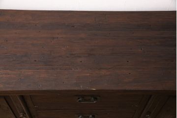 中古　海外輸入家具　展示品　美品　木の風合いが味わい深い総無垢材製のカウンターテーブル(サイドキャビネット、サイドボード、収納棚、リビングボード)(R-052995)
