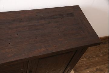 中古　海外輸入家具　展示品　美品　木の風合いが味わい深い総無垢材製のカウンターテーブル(サイドキャビネット、サイドボード、収納棚、リビングボード)(R-052995)