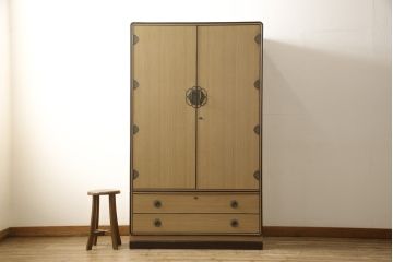 中古　モダンなデザインが目を引く桐箪笥風ワードローブ(洋服タンス、和箪笥)(R-053000)