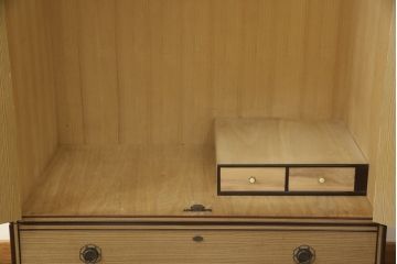 中古　モダンなデザインが目を引く桐箪笥風ワードローブ(洋服タンス、和箪笥)(R-053000)