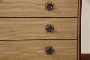 中古　美品　モダンなデザインが目を引く桐箪笥風和タンス(衣装箪笥、着物箪笥)(R-053002)