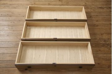 中古　美品　モダンなデザインが目を引く桐箪笥風和タンス(衣装箪笥、着物箪笥)(R-053003)