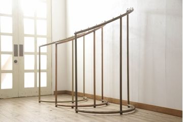 中古　業務用　スチール製　シンプルながらもユニークなデザインが目を引くハンガーラック3点セット(ディスプレイラック、店舗什器)(R-053013)