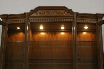 中古　美品　DREXEL HERITAGE(ドレクセルヘリテイジ)　高級感溢れる佇まいが魅力的なチャイナキャビネット(定価約195万円)(飾り棚、収納棚、戸棚)(R-053016)