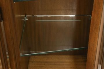 中古　美品　DREXEL HERITAGE(ドレクセルヘリテイジ)　高級感溢れる佇まいが魅力的なチャイナキャビネット(定価約195万円)(飾り棚、収納棚、戸棚)(R-053016)