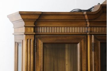 中古　美品　DREXEL HERITAGE(ドレクセルヘリテイジ)　高級感溢れる佇まいが魅力的なチャイナキャビネット(定価約195万円)(飾り棚、収納棚、戸棚)(R-053016)
