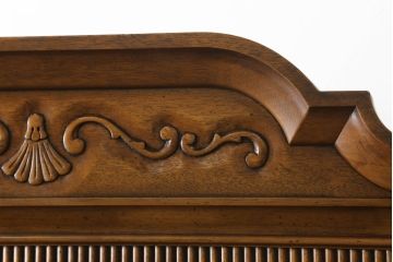 中古　美品　DREXEL HERITAGE(ドレクセルヘリテイジ)　高級感溢れる佇まいが魅力的なチャイナキャビネット(定価約195万円)(飾り棚、収納棚、戸棚)(R-053016)