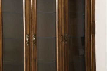 中古　美品　DREXEL HERITAGE(ドレクセルヘリテイジ)　高級感溢れる佇まいが魅力的なチャイナキャビネット(定価約195万円)(飾り棚、収納棚、戸棚)(R-053016)