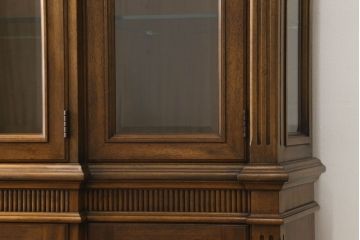 中古　美品　DREXEL HERITAGE(ドレクセルヘリテイジ)　高級感溢れる佇まいが魅力的なチャイナキャビネット(定価約195万円)(飾り棚、収納棚、戸棚)(R-053016)
