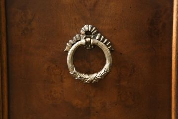 中古　美品　DREXEL HERITAGE(ドレクセルヘリテイジ)　高級感溢れる佇まいが魅力的なチャイナキャビネット(定価約195万円)(飾り棚、収納棚、戸棚)(R-053016)