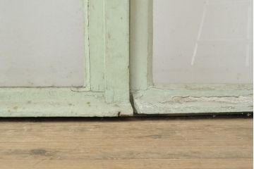 【N様用ご注文品】フランスアンティーク　人気のオーバル型ドアノブが付いた、ホワイトとミントグリーンの優しい色合いが可愛らしいガラス扉2枚セット(両開きドア、建具)(R-053019)