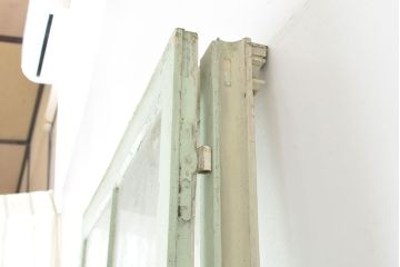 【N様用ご注文品】フランスアンティーク　人気のオーバル型ドアノブが付いた、ホワイトとミントグリーンの優しい色合いが可愛らしいガラス扉2枚セット(両開きドア、建具)(R-053019)