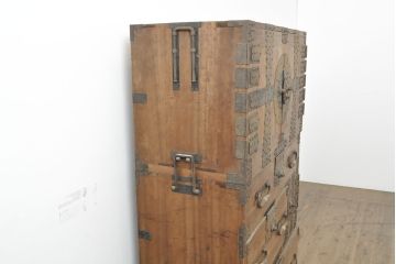 和製アンティーク　観音開き　迫力のある立派な十字金具が魅力的な上手物の総桐箪笥(桐たんす、和たんす、時代箪笥、引き出し)(R-053026)