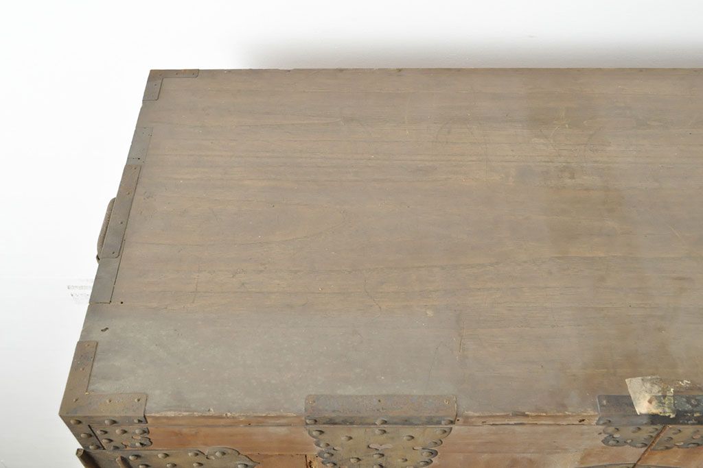 和製アンティーク　観音開き　迫力のある立派な十字金具が魅力的な上手物の総桐箪笥(桐たんす、和たんす、時代箪笥、引き出し)(R-053026)