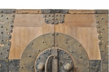 和製アンティーク　観音開き　迫力のある立派な十字金具が魅力的な上手物の総桐箪笥(桐たんす、和たんす、時代箪笥、引き出し)(R-053026)