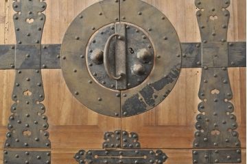 和製アンティーク　観音開き　迫力のある立派な十字金具が魅力的な上手物の総桐箪笥(桐たんす、和たんす、時代箪笥、引き出し)(R-053026)