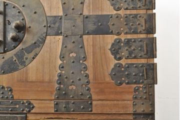 和製アンティーク　観音開き　迫力のある立派な十字金具が魅力的な上手物の総桐箪笥(桐たんす、和たんす、時代箪笥、引き出し)(R-053026)