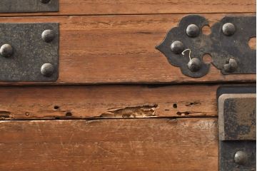 和製アンティーク　観音開き　迫力のある立派な十字金具が魅力的な上手物の総桐箪笥(桐たんす、和たんす、時代箪笥、引き出し)(R-053026)