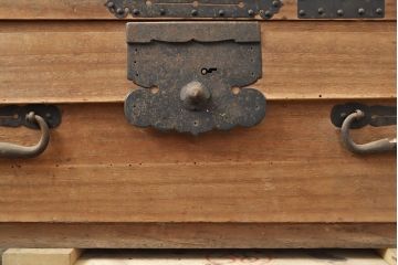 和製アンティーク　観音開き　迫力のある立派な十字金具が魅力的な上手物の総桐箪笥(桐たんす、和たんす、時代箪笥、引き出し)(R-053026)