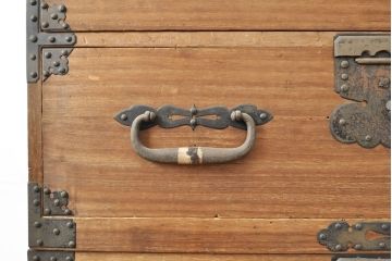 和製アンティーク　最上級　総桐材　五丁引き　立派な金具が目を引く上手物の関東衣装箪笥(和たんす、桐たんす、桐箪笥、重ね箪笥)(R-053028)