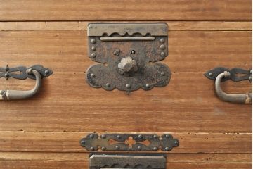 和製アンティーク　最上級　総桐材　五丁引き　立派な金具が目を引く上手物の関東衣装箪笥(和たんす、桐たんす、桐箪笥、重ね箪笥)(R-053028)