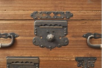 和製アンティーク　最上級　総桐材　五丁引き　立派な金具が目を引く上手物の関東衣装箪笥(和たんす、桐たんす、桐箪笥、重ね箪笥)(R-053028)