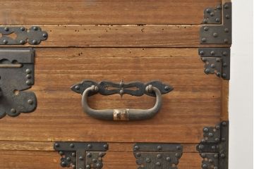 和製アンティーク　最上級　総桐材　五丁引き　立派な金具が目を引く上手物の関東衣装箪笥(和たんす、桐たんす、桐箪笥、重ね箪笥)(R-053028)