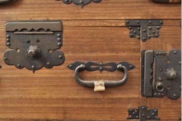 和製アンティーク　最上級　総桐材　五丁引き　立派な金具が目を引く上手物の関東衣装箪笥(和たんす、桐たんす、桐箪笥、重ね箪笥)(R-053028)