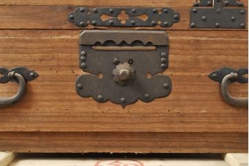 和製アンティーク　最上級　総桐材　五丁引き　立派な金具が目を引く上手物の関東衣装箪笥(和たんす、桐たんす、桐箪笥、重ね箪笥)(R-053028)