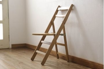 昭和レトロ　明るい木色があたたかみを感じさせる折り畳みチェア(椅子、イス、板座チェア)(R-053036)