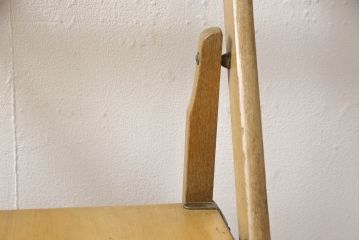 昭和レトロ　明るい木色があたたかみを感じさせる折り畳みチェア(椅子、イス、板座チェア)(R-053036)