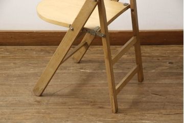 昭和レトロ　明るい木色があたたかみを感じさせる折り畳みチェア(椅子、イス、板座チェア)(R-053036)