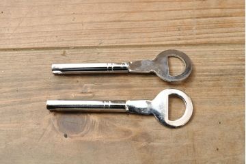 中古　最高級　国産　かくし付き　透かしの引手が魅力的な職人手造りの総桐箪笥(四方丸、大丸)(桐たんす、和箪笥、和たんす、衣装箪笥)(R-053047)