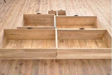 美品　和製アンティーク　シンプルな金具がモダンな雰囲気を醸し出す二段重ね総桐箪笥(桐たんす、衣装箪笥、引き出し、チェスト)(R-053050)