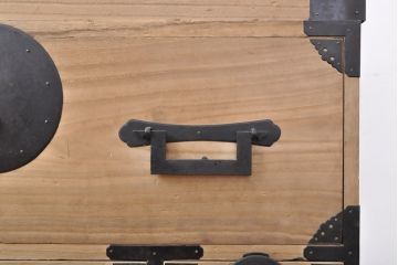 美品　和製アンティーク　シンプルな金具がモダンな雰囲気を醸し出す二段重ね総桐箪笥(桐たんす、衣装箪笥、引き出し、チェスト)(R-053050)
