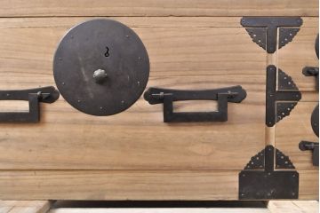 美品　和製アンティーク　シンプルな金具がモダンな雰囲気を醸し出す二段重ね総桐箪笥(桐たんす、衣装箪笥、引き出し、チェスト)(R-053050)