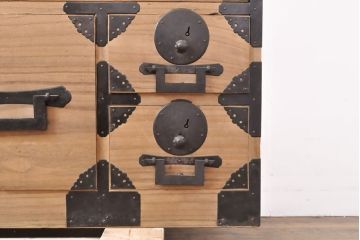美品　和製アンティーク　シンプルな金具がモダンな雰囲気を醸し出す二段重ね総桐箪笥(桐たんす、衣装箪笥、引き出し、チェスト)(R-053050)