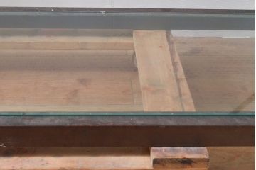 中古　ガラス棚とアイアンの組み合わせがクールでかっこいいアイアンラック(飾り棚、シェルフ、オープンラック、収納棚)(R-053052)