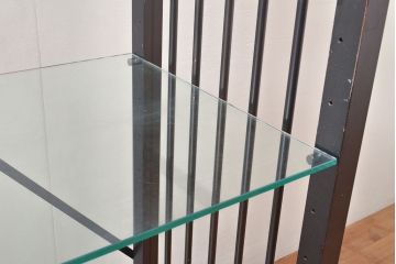 中古　ガラス棚とアイアンの組み合わせがクールでかっこいいアイアンラック(飾り棚、シェルフ、オープンラック、収納棚)(R-053053)