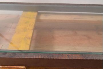 中古　ガラス棚とアイアンの組み合わせがクールでかっこいいアイアンラック(飾り棚、シェルフ、オープンラック、収納棚)(R-053053)