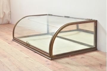 フランスアンティーク　真鍮枠がおしゃれなRガラス卓上ショーケース(ガラスケース、店舗什器、曲げガラス、陳列棚)(R-053054)