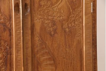 中古　美品　軽井沢彫り　珍しい色合いと大胆な彫り込みが目を引くワードローブ(洋服タンス、衣装箪笥)(R-053079)