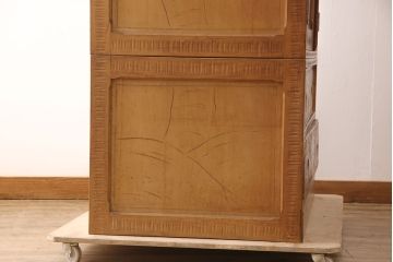中古　美品　軽井沢彫り　珍しい色合いと大胆な彫り込みが目を引くワードローブ(洋服タンス、衣装箪笥)(R-053079)
