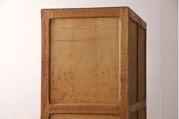 中古　美品　軽井沢彫り　珍しい色合いと大胆な彫り込みが目を引くワードローブ(洋服タンス、衣装箪笥)(R-053079)