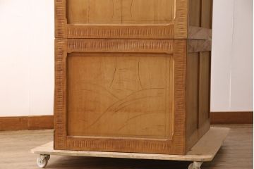 中古　美品　軽井沢彫り　珍しい色合いと大胆な彫り込みが目を引くワードローブ(洋服タンス、衣装箪笥)(R-053079)