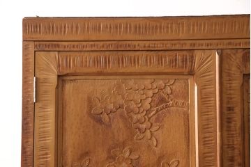 中古　美品　軽井沢彫り　珍しい色合いと大胆な彫り込みが目を引くワードローブ(洋服タンス、衣装箪笥)(R-053079)