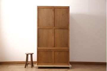 中古　美品　軽井沢彫り　珍しい色合いと大胆な彫り込みが目を引くワードローブ(洋服タンス、衣装箪笥)(R-053079)